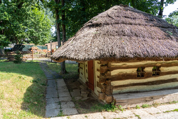 Fototapeta na wymiar old traditional romanian thatched roof house