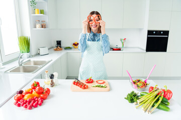 Photo portrait woman in apron childish looking in paprika slices smiling preparing dinner