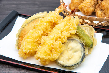 天ぷらの盛り合わせと唐揚げ