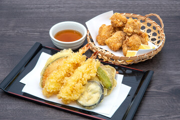 天ぷらの盛り合わせと唐揚げ