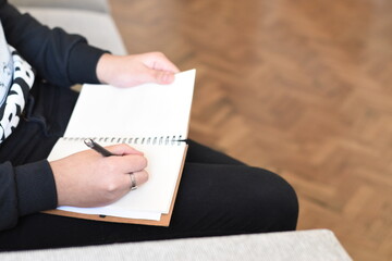 Naklejka premium a woman trying to write a book