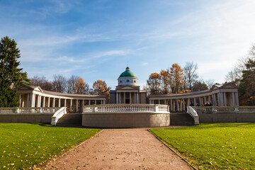 Obraz premium View of the temple-tomb of the princes Yusupov (colonnade) in the museum-estate Arkhangelskoye on a sunny autumn day. Moscow region, Russia