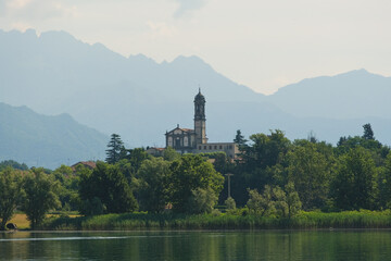 Fototapeta na wymiar Il panorama di Bosisio Parini dalle sponde del lago di Pusiano a Rogeno.