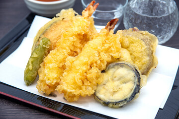 天ぷら盛り合わせと冷酒