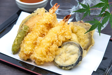 天ぷら盛り合わせと冷酒