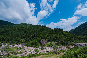 こんな岩が川を流れるなんて
