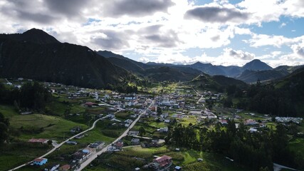 Fototapeta na wymiar Atardecer en el valle de las colinas. Jima-Azuay-Ecuador. 