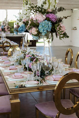 Tavola imbandita da wedding planner