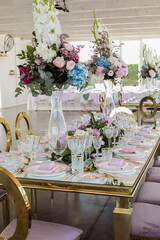 Tavola imbandita da wedding planner