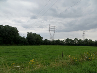 Ciel nuageux charg&eacute; d'&eacute;lectricit&eacute; au milieu de la prairie