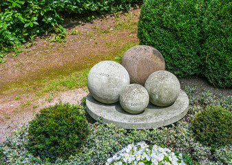 große Steinkugeln als Grabstein