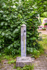 Wasserstelle mit einem Schlauch auf dem Waldfriedhof