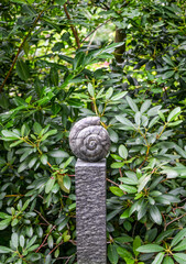 Stele mit einer Schnecke