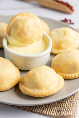 comida frita con salsa