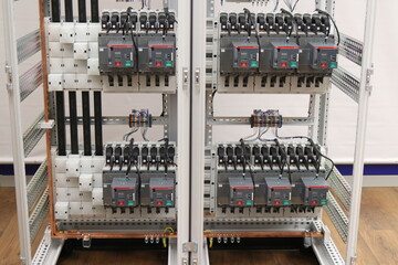 Installation of electric power switches in an electric panel using a wire and tires.