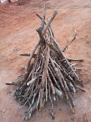 Lenha fogueira apagada