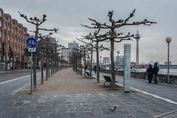 Obraz premium The embankment of Dusseldorf.Early spring, March.