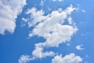 Białe chmury na błękitnym niebie w lipcu