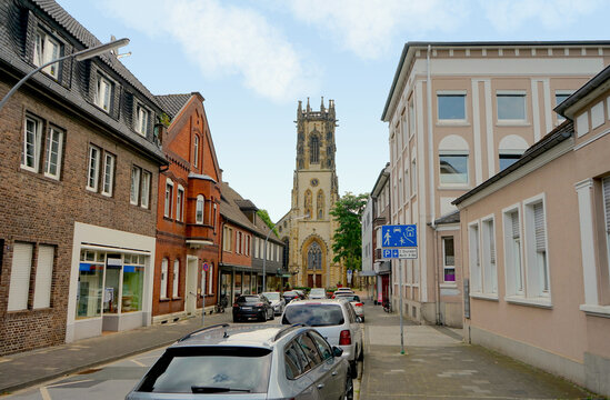 Oelde, Innenstadt mit Blick auf die markante St. Johannes Kirche als Wahrzeichen der Stadt, Kreis Warendorf, M&uuml;nsterland, Westfalen