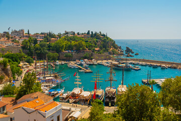 Obraz premium ANTALYA, TURKEY: The old harbor in Antalya and the port with ships and boats on a sunny summer day.