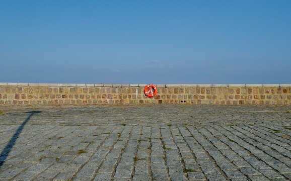 Rettungring an der Mauer auf der Seemole von Sassnitz