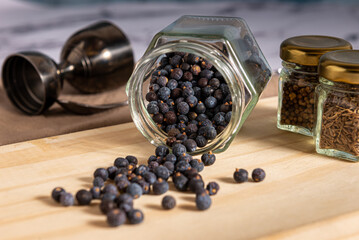 Sabores de ginebra, ingredientes botánicos para el proceso de destilería de ginebra, Enebro,...