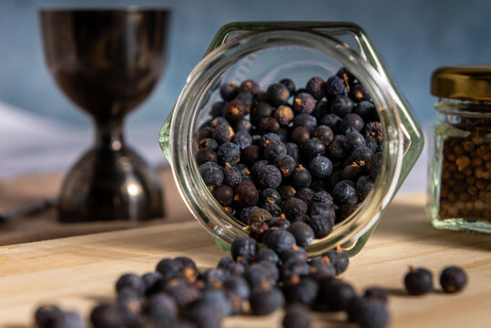 Sabores de ginebra, ingredientes bot&aacute;nicos para el proceso de destiler&iacute;a de ginebra, Enebro, kummel y coriandro sobre una tabla de madera. 
