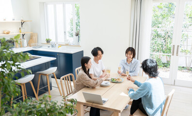 ホームパーティーをする若い男女