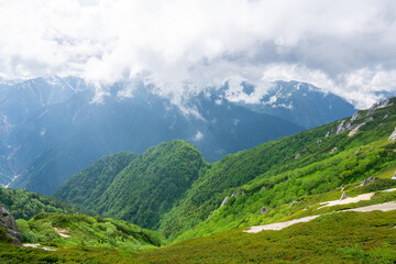 Obraz premium 雲がかかる山岳風景
