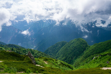 雲がかかる山岳風景