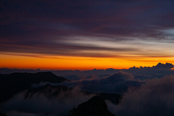 夜明け前　燕山荘からの風景