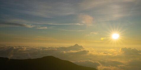 朝の風景　燕岳山荘から日の出を迎える