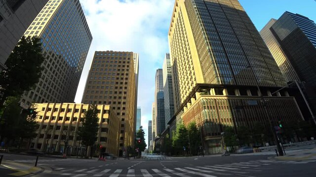 東京ドライブ車窓　ビジネス街　朝　丸の内　大手町　ビル群　信号待ち