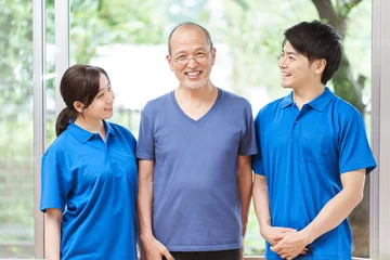 Fotobehang 笑顔で立つ介護士と高齢者 © mapo