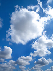 初夏の青空と雲