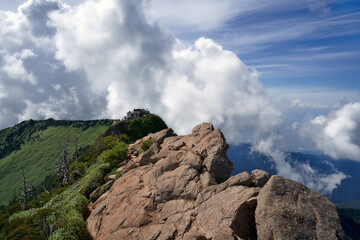 Fototapeta na wymiar 夏山の登山で撮影した四国山地の石鎚山