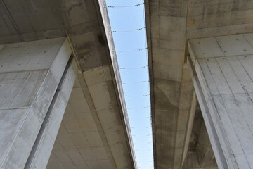 高架の隙間の落下防止ネット