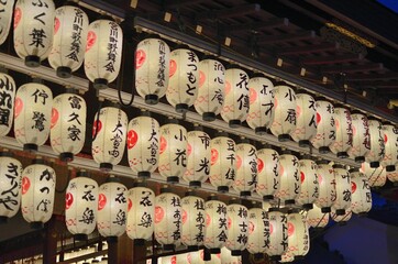 お祭りムードが漂う数多くの提灯