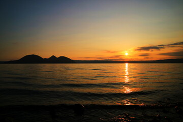 洞爺湖、中島と夕日