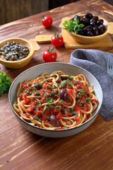 spaghetti con olive capperi e acciughe