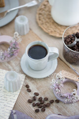 テーブルにあるコーヒーと雑貨