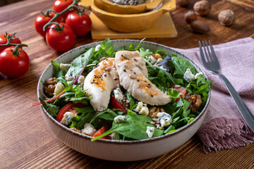 insalata mista con pollo alla griglia