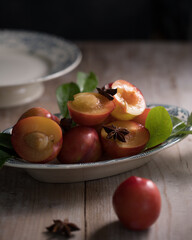 お皿に盛ったプラム
