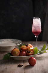 プラム, すもも, プラムジュース, すももジュース, 器, アンティーク, 昔ながら, アンダー, 果実, 果物, フルーツ, フルーツジュース, 初夏, 夏, 新鮮, フレッシュ, ビタミン, 健康, ヘルシー, 食物繊維, おもてなし, 贈り物, 収穫, 食卓, 食事, シンプルライフ, 丁寧な暮らし, 幸福, ジューシー, 自然の, 食べ物, 食物, 食品, 清々しい, フード, 爽やかな