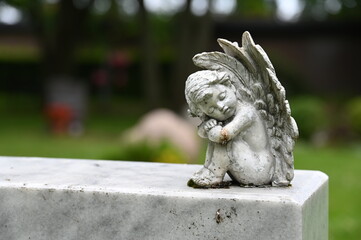 Kleiner Engel als Dekoration auf einem Grabstein