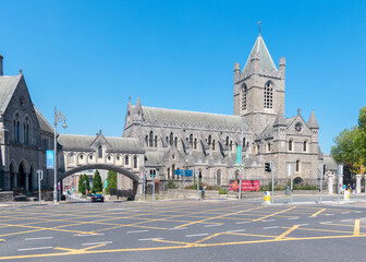 Irland, Dublin: Street scene with famous Dublinia Museum and part of the Christ Church Cathedral in the Irish capital and blue sky in the background.