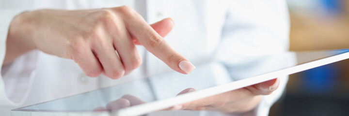 Obraz na płótnie Canvas Medical officer doctor points his finger at tablet