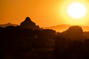 Das Abendrot beim Sonnenuntergang hinter einem mächtigen Tempel der Welterbestätte von Bagan in Myanmar in Asien