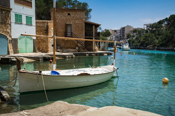Fototapeta na wymiar Kleines Fischerboot im Hafen von Cala Figuera - Mallorca