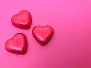 ハート型のチョコレート（ピンク背景）、バレンタイン・ホワイトデーイメージ